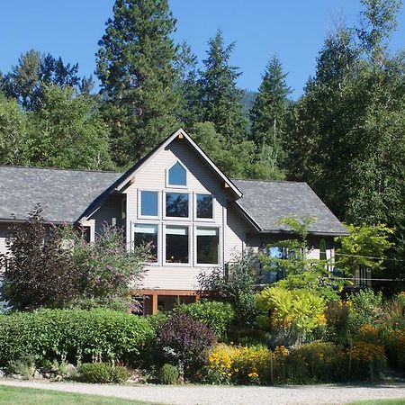 Windborne Bed & Breakfast Castlegar Exteriör bild