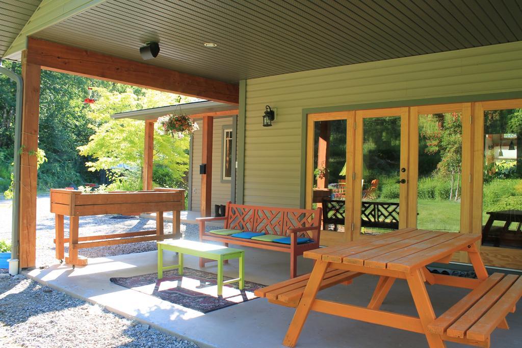 Windborne Bed & Breakfast Castlegar Exteriör bild