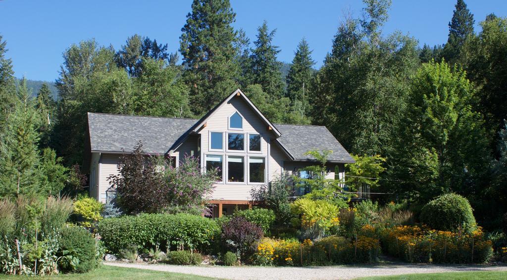 Windborne Bed & Breakfast Castlegar Exteriör bild